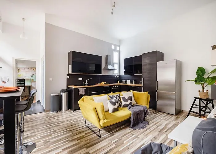 Central Charm In Budapest Bustling 7Th District