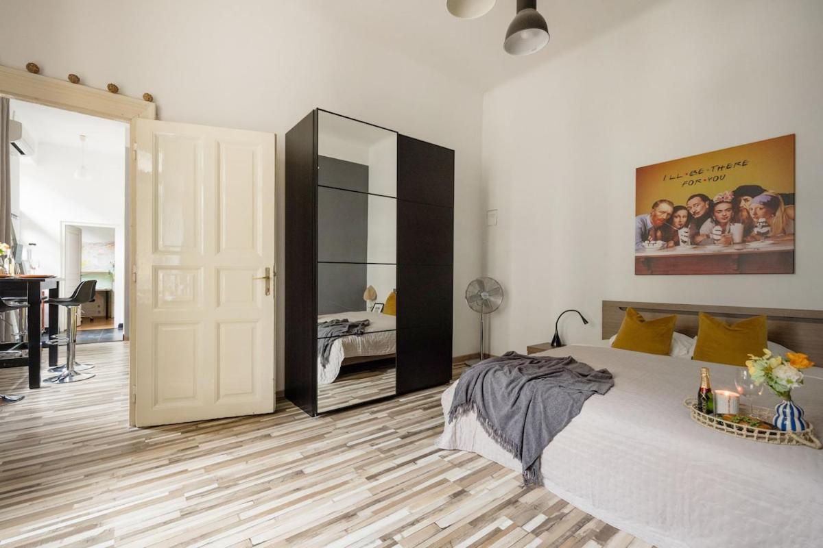 Charm In Bustling 7th District Appartement Budapest