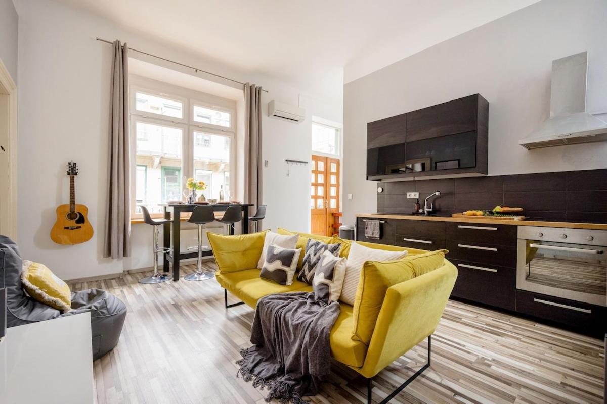 Charm In Bustling 7th District Appartement Budapest