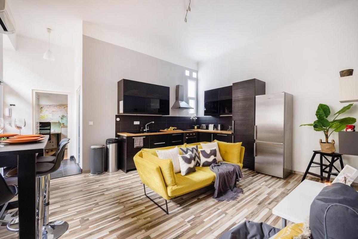 Charm In Bustling 7th District Appartement Budapest